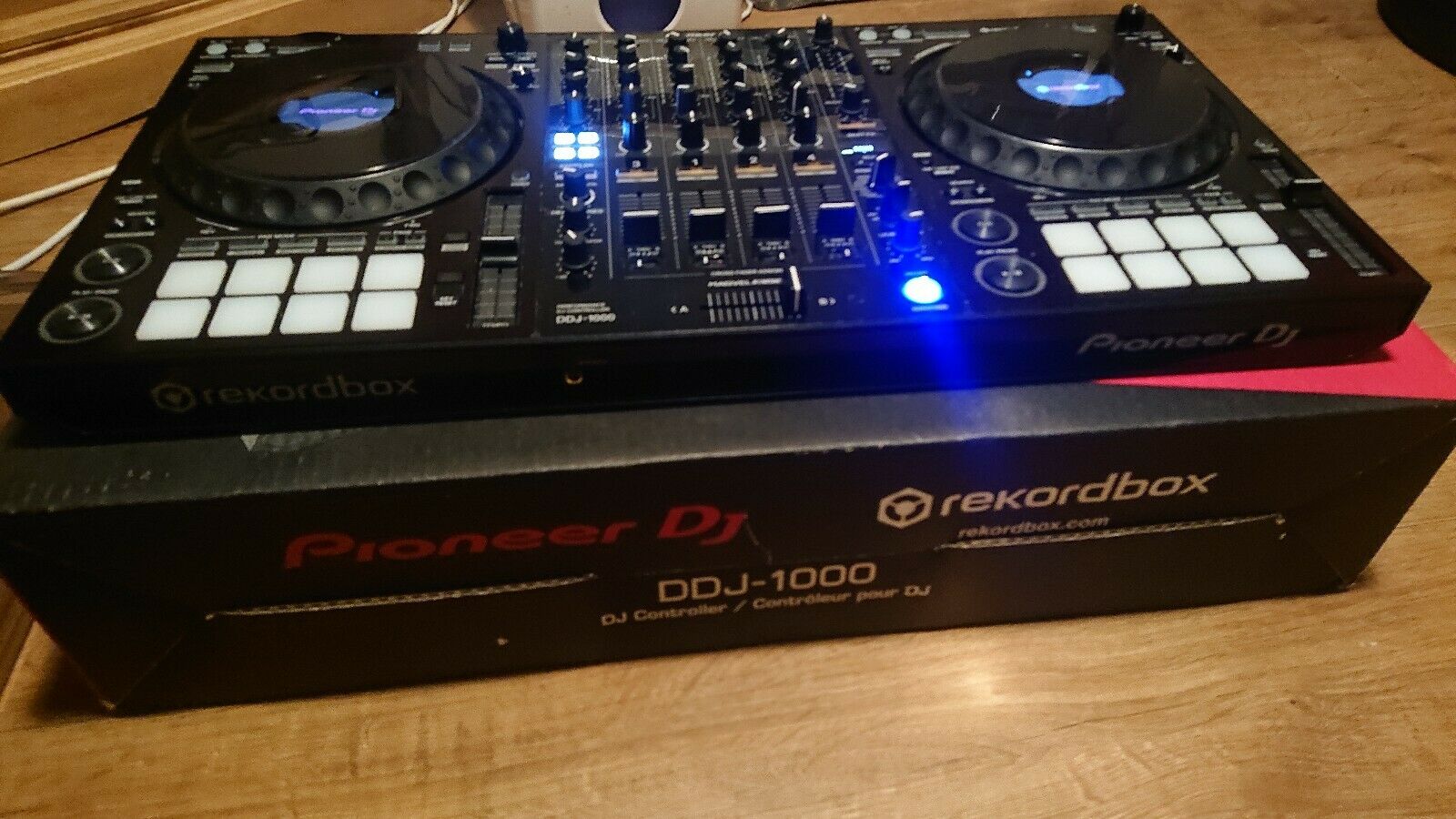 Ogłoszenie darmowe. Lokalizacja:  Na sprzedaż nowy kontroler Pioneer DJ DDJ-1000. KUPIĘ / SPRZEDAM - Wszystkie inne. Zupełnie nowy 4-kanałowy kontroler Pioneer.