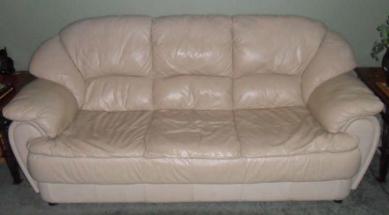 Ogłoszenie darmowe. Lokalizacja:  Trenton. ARCHIVES - All. For sale: three person couch.